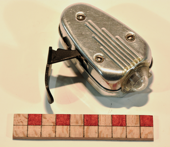 878236 Afbeelding van een Philips 'knijpkat', type 7424, uit de objectencollectie van het Nederlands Volksbuurtmuseum ...